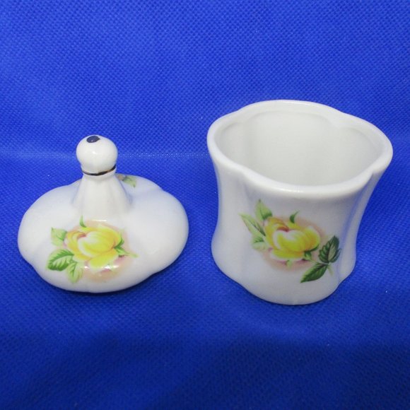 Vtg TRINKET Box PILLBOX RING Holder Porcelain White Porcelain Yellow Roses Stem - Picture 4 of 10